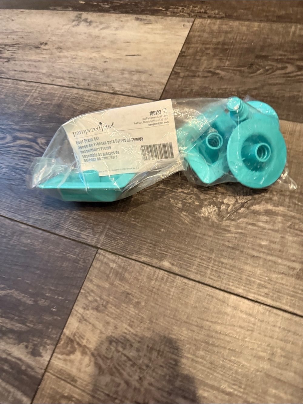 Pampered Chef teal blue boat press set